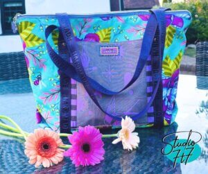 a large zipper tote bag - simple and easy to sew for beginners to bag making, free pattern and free challenge the studio 7t7 pattern - the 7t7 tote bag